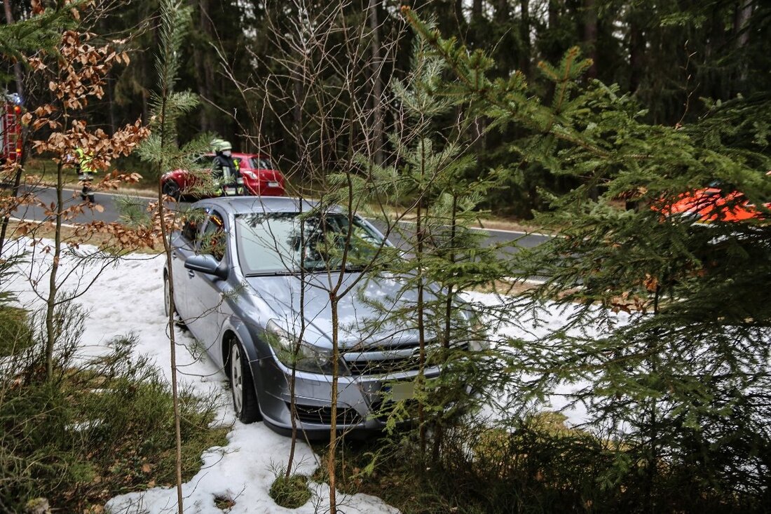 Friedenfels. Eine Autofahrerin driftet von der Straße - sie bleibt unversehrt, kommt aber doch ins Krankenhaus. 