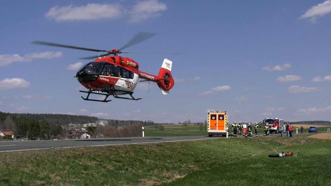Pullenreuth/Neusorg. Nach einem Unfall mit einem Auto wird ein junger Motorradfahrer (21) schwer verletzt und im Rettungshubschrauber abtransportiert. Was ist passiert? 