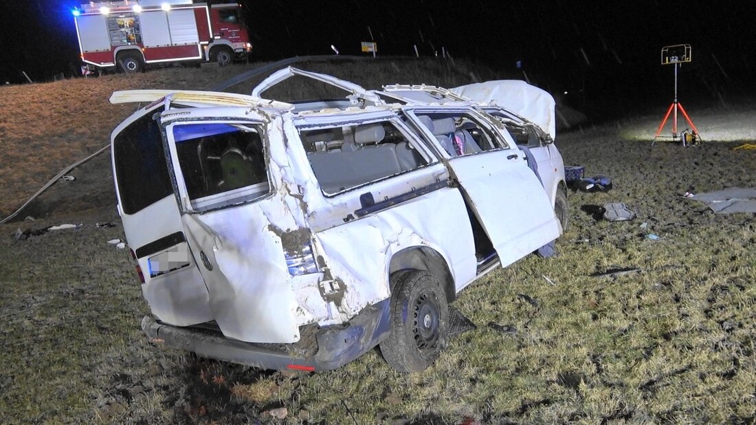 Mitterteich. Bei einem Unfall auf der B15 im Kreisverkehr bei Mitterteich wird ein Autofahrer schwer verletzt: Den Mann hat es beim Crash aus seinem Wagen geschleudert.