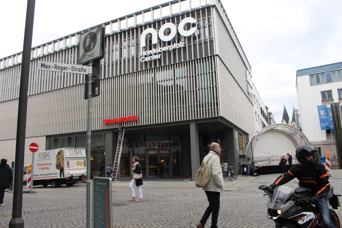 Weiden. Statt im nagelneuen NOC Einkaufszentrum entspannt zu shoppen, stehen die Besucher vor verschlossenen Türen. Sie mussten das Center verlassen.  Der Grund: Feueralarm. Die Gäste und auch Mitarbeiter mussten das [&hellip;]