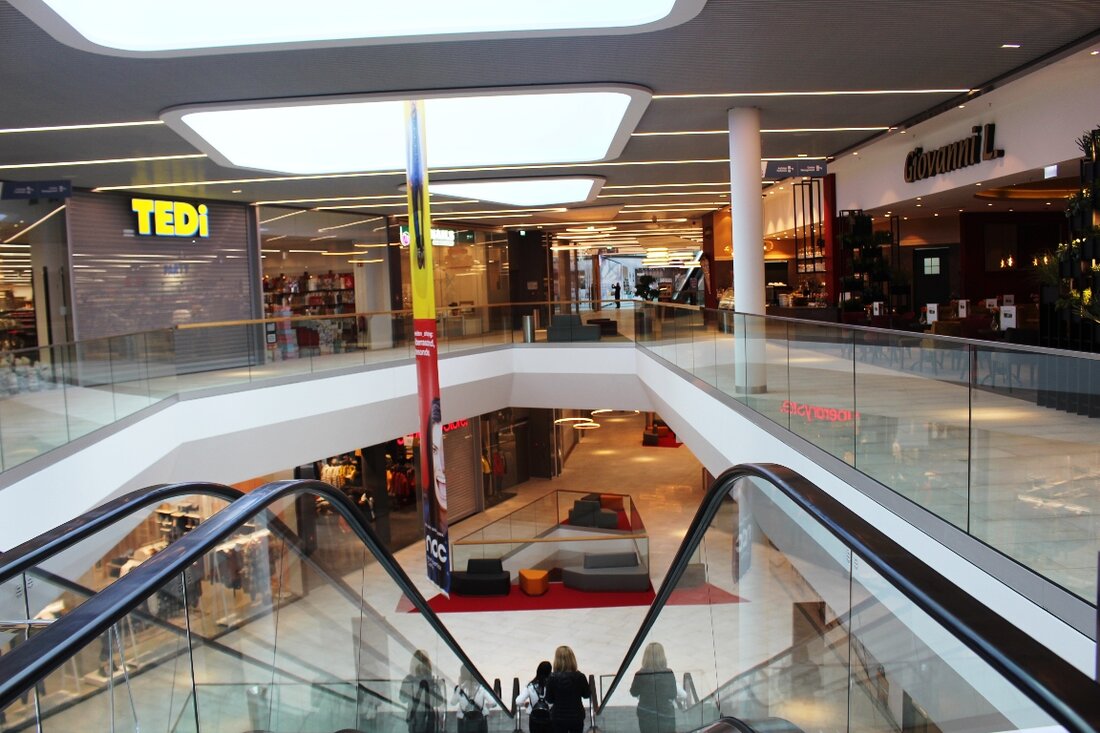 Weiden. Es werden Fenster geputzt, Schaufensterpuppen angezogen, der Boden noch gewischt und letzte Regale bestückt: Im Nordoberpfalz Center ist am Tag vor der Eröffnung noch einiges zu tun. Wir durften [&hellip;]