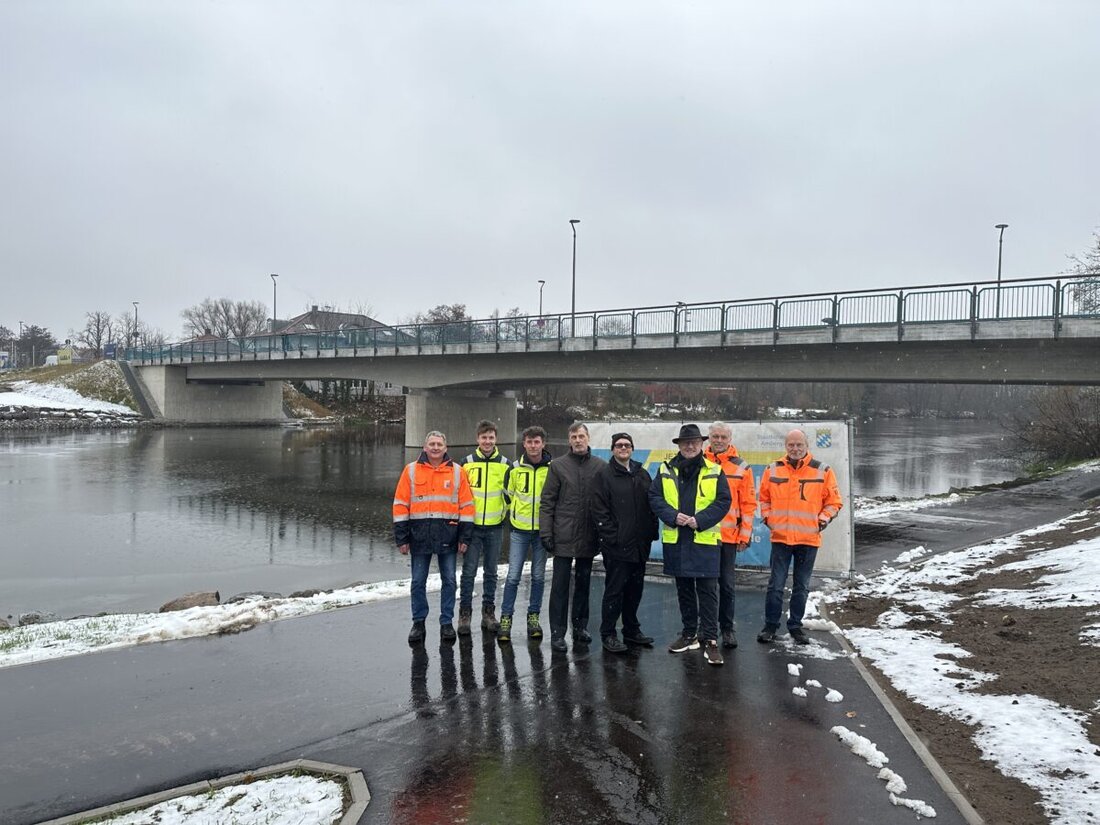 Schwandorf. Die Erneuerung der Naabbrücken ist abgeschlossen; seit 24. November 2025 fließt der Verkehr frei. Das Projekt blieb mit 20 Millionen Euro unter Plan. Stadt, Staatliches Bauamt und Habau arbeiteten eng zusammen.