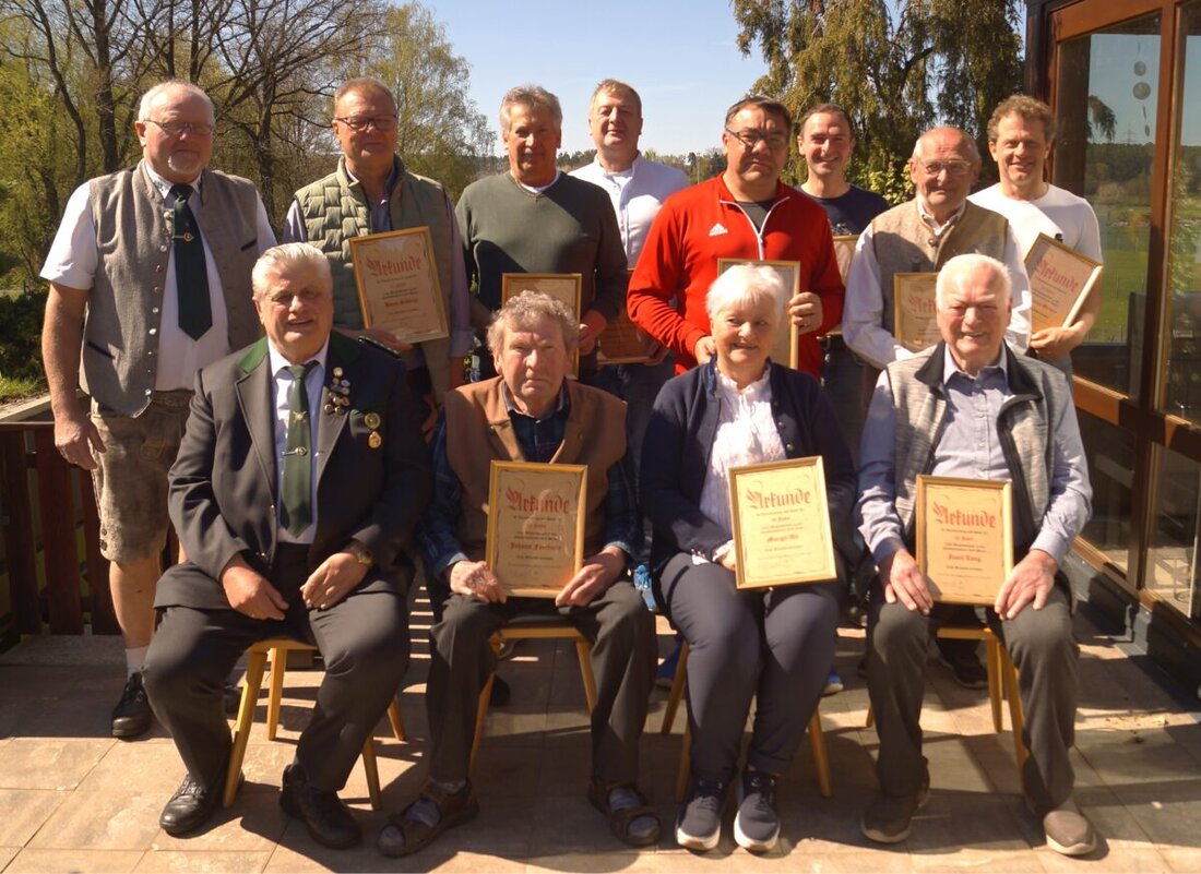 Diebrunn. Die Naabtalschützen Unterköblitz ehren zahlreiche Mitglieder für 25, 40 und 50 Jahre Treue mit Urkunden und Ehrenzeichen. Dank gilt Unterstützern; beim Schweinebraten klang der Ehrentag gemütlich aus.