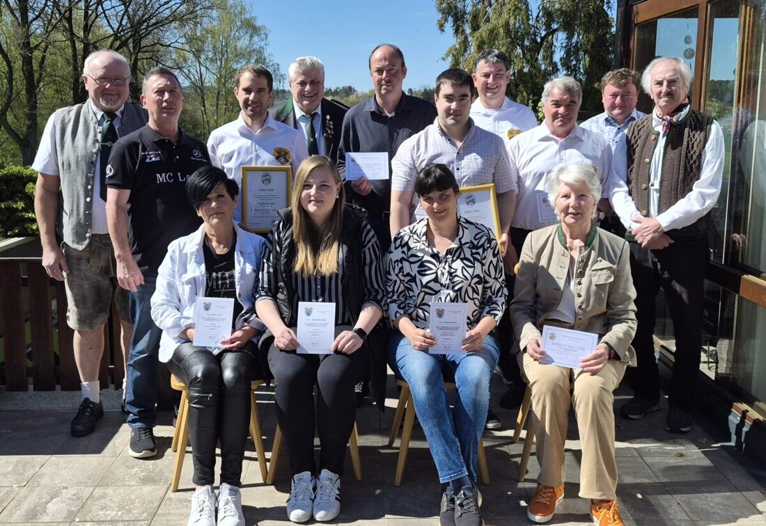 Diebrunn. Die Naabtalschützen Gesellschaft Unterköblitz hat beim Ehrentag engagierte Mitglieder gewürdigt. Schützenmeister Karl Eckert und Ehrenschützenmeister Adolf Praschel verliehen BSSB-Verdienstnadeln an 15 Ehrenamtliche.