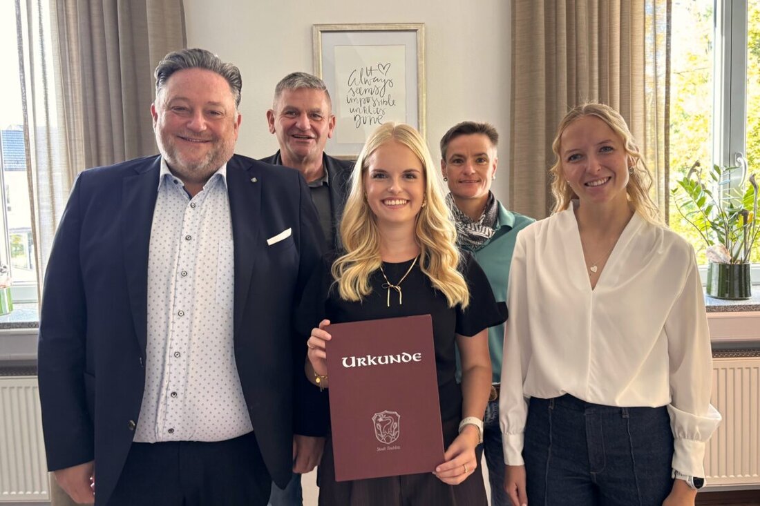 Teublitz. Anna-Maria Schmid hat ihre Ausbildung zur Verwaltungsfachangestellten erfolgreich abgeschlossen und bleibt der Stadt erhalten: Im Bauamt übernimmt sie vor allem Liegenschaften, Mieten und Pachten sowie Abrechnungen.