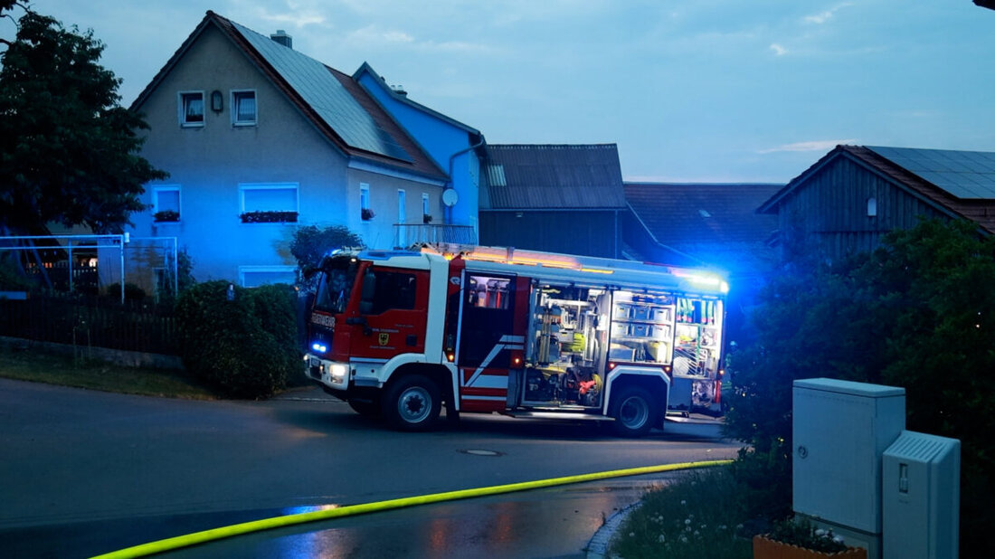 Hauxdorf. Ein Teleskoplader brannte in einer Halle. Nachbarn und Feuerwehr verhinderten dabei größeren Schaden. Sechs Personen wurden mit Verdacht auf Rauchgasvergiftung durch den Rettungsdienst betreut.
