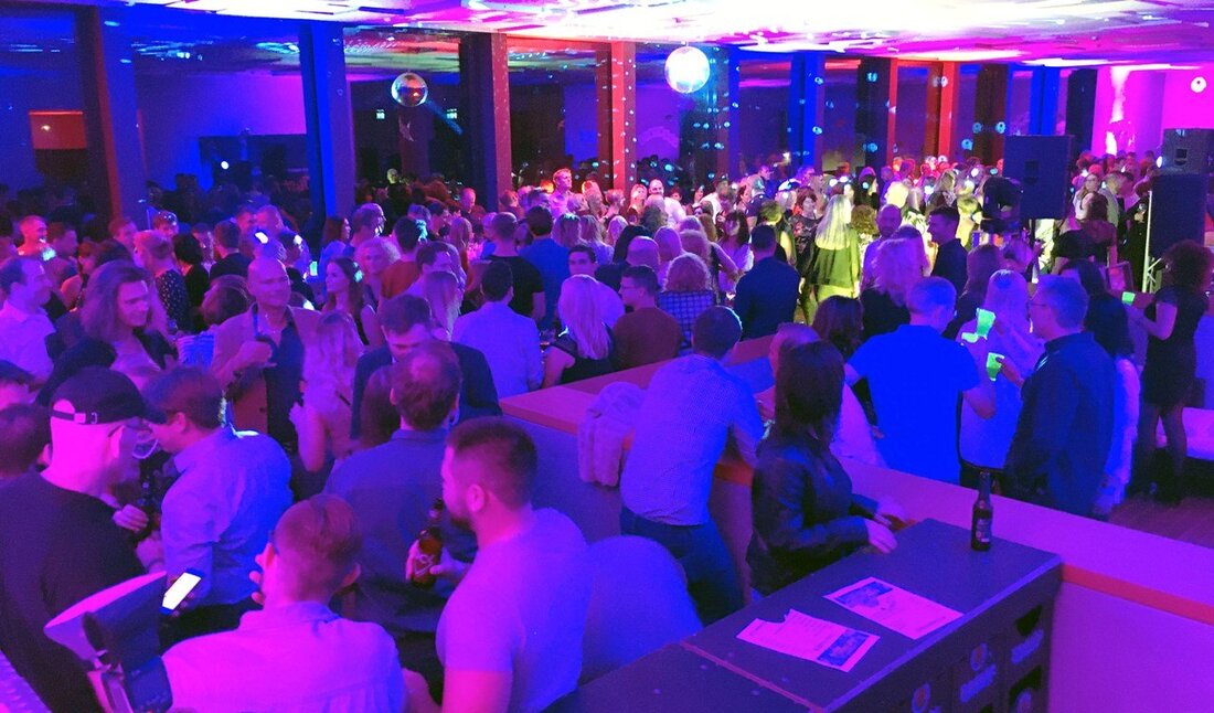Weiden. Die 6. Auflage und doch eine Premiere: Der Mut die „Just friends Party“ heuer in die OTH-Mensa zu verlegen, wird belohnt.  Die Karten waren ausverkauft, die Mensa der OTH [&hellip;]