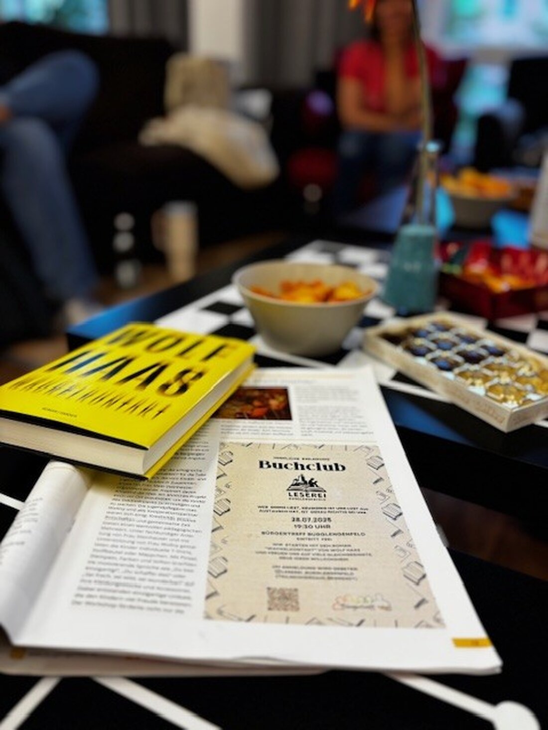 Burglengenfeld. Ende Juli startete die "Leserei" im Bürgertreff mit einer Diskussion über "Wackelkontakt" von Wolf Haas, wobei neue Mitglieder willkommen sind. Die Gruppe plant, regelmäßig Lieblingsbücher vorzustellen und gemeinsame Lektüren, zuletzt "Die Unbehausten" von Barbara Kingsolver, zu lesen.