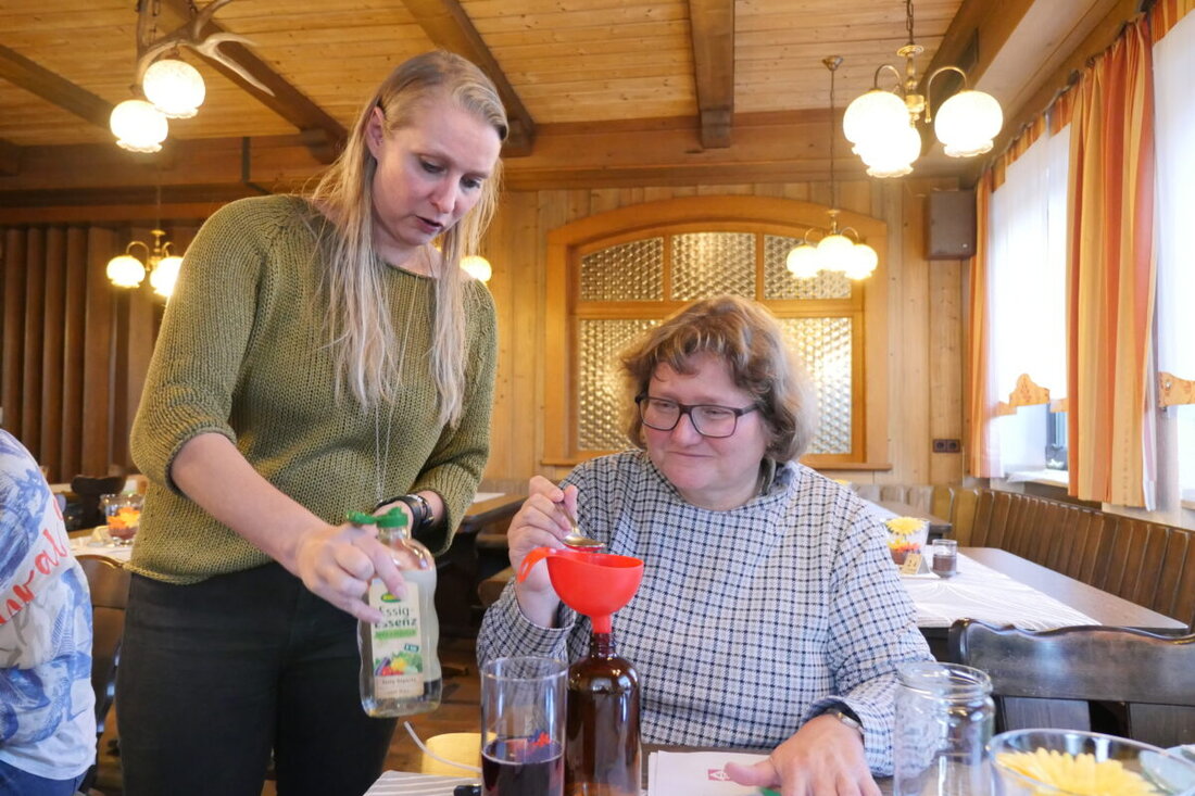 Sulzbach-Rosenberg. Frauen des "Offenen FrauenTreffs" lernten, umweltschonende Reinigungsmittel herzustellen. Workshopleiterin Sabine Hindringer betonte die Wichtigkeit von Nachhaltigkeit und ressourcenschonendem Leben.