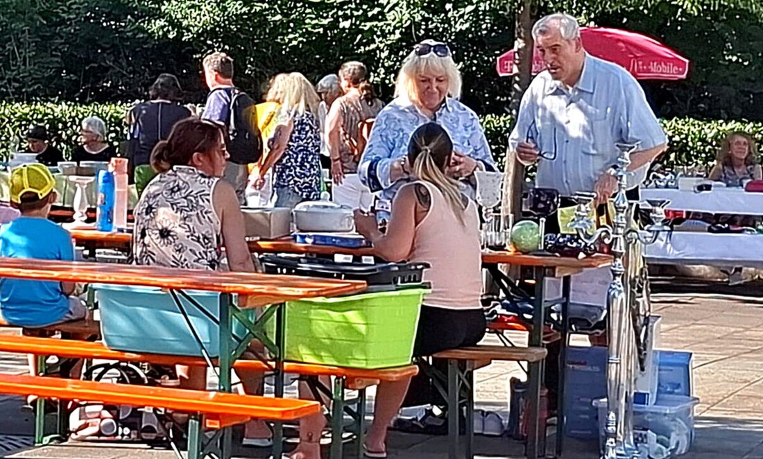 Schirmitz. Trotz Hitze lockte der Nachtflohmarkt am Freitagabend viele Besucher auf den Rathausplatz. Händler boten bunte Schätze, der Obst- und Gartenbauverein kühlte die Gäste, und der Kulturkreis zog ein sehr positives Fazit.