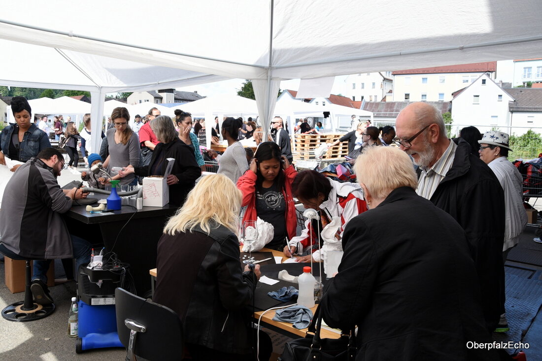 Neustadt/WN. „Die kommen nicht zum Luftholen“, beschreibt Thomas Würth, Vertriebsmitarbeiter bei Nachtmann, die Arbeitsauslastung seiner Kollegen im Schnäppchenmarkt. Tausende Besucher, darunter wohl die Mehrzahl Amerikaner, gehen beim großen Werksverkauf in den früheren [&hellip;]