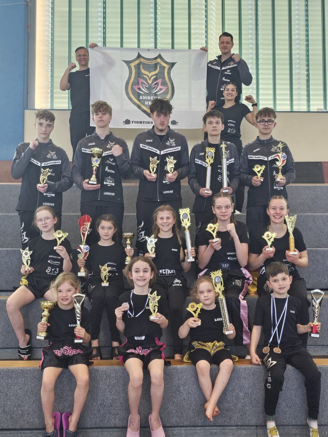 Bad Kissingen/Amberg. Bei der WMAC Fränkischen Meisterschaft am 25. April 2026 zeigten die Talente des Kickboxclubs Amberg starke Auftritte. Sie holten zahlreiche Podestplätze, mehrere Turniersiege und kehrten stolz nach Hause zurück.