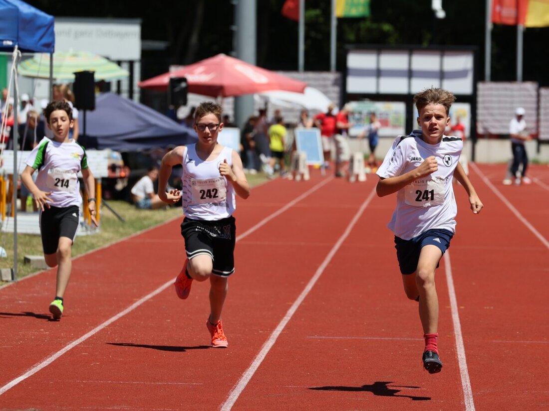 Kemnath. Erfolgreiche Wochen für die Leichtathleten des SV Schwarz-Weiß: vier Oberpfalzmeistertitel, starke Auftritte bei Deutschen Jugendmeisterschaften und Bestzeiten in Erlangen. Das KiLa-Bezirksfinale steigt am 3. Oktober in Kemnath.