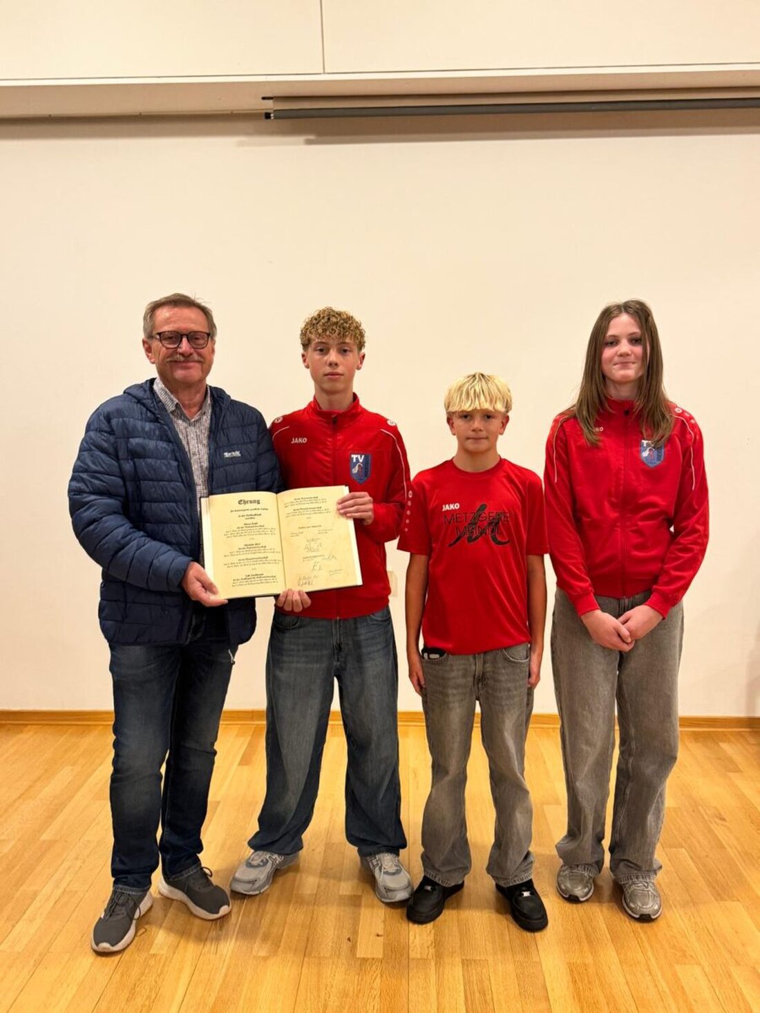 Waidhaus.  Ein besonderer Abend für junge Sportlerinnen und Sportler: Im Rathaus Waidhaus wurden am Dienstag, 6. Oktober, zahlreiche erfolgreiche Athletinnen und Athleten für ihre Leistungen ausgezeichnet. 
