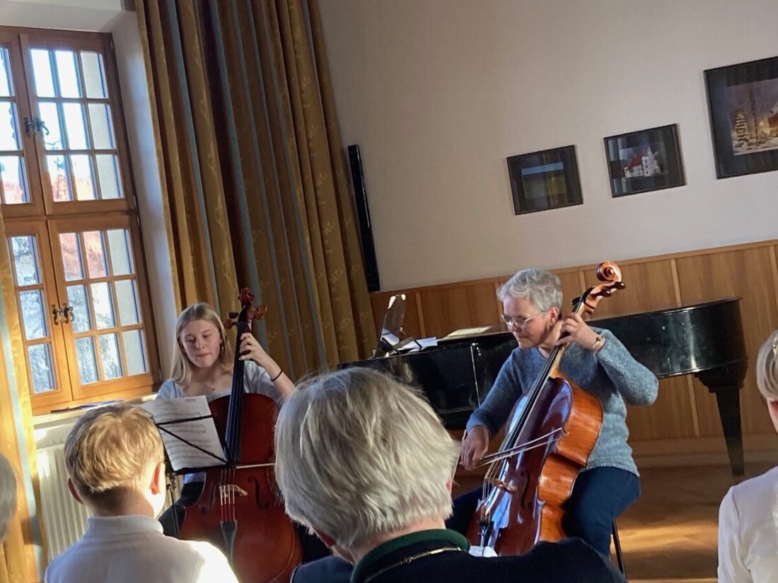 Vohenstrauß. Aus einer Musizierstunde im Rathaussaal wurde ein Konzert. 13 Nachwuchstalente der Musikwerkstatt spielten Flöte, Querflöte, Violoncello, am Flügel und sangen; Ute und Albert Sommer begleiteten.