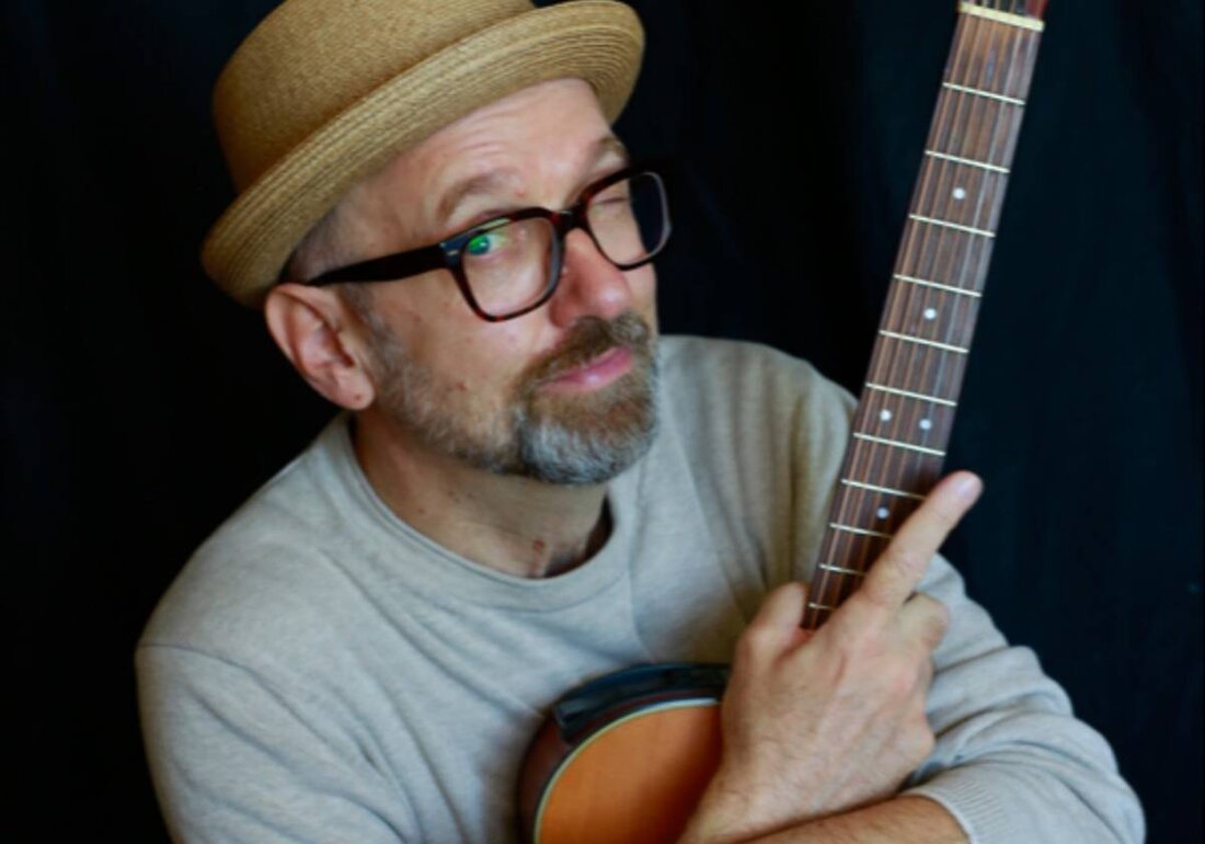 Weiden. Die Regionalbibliothek Weiden präsentiert das Konzert "Nackert - Lieder aus dem augenzwinkernden Herzen" am 10. Juli 2025. Tickets sind auf okticket.de erhältlich, wo Hubert Treml, begleitet von Antonino Secchia (Vibraphon) und Stefan Wurzer (Percussion), sein Publikum mit humorvollen Liedern und berührenden Geschichten unterhält.