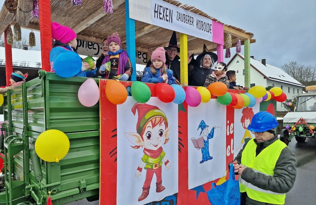 Bechtsrieth. Zum 31. Mal schlängelte sich der bunte Gaudiwurm durch die engen Straßen, bejubelt von hunderten Zuschauern. Organisiert vom SPD-Ortsverein, stand der Spaß der Kinder mit Bonbons und Musik im Mittelpunkt.