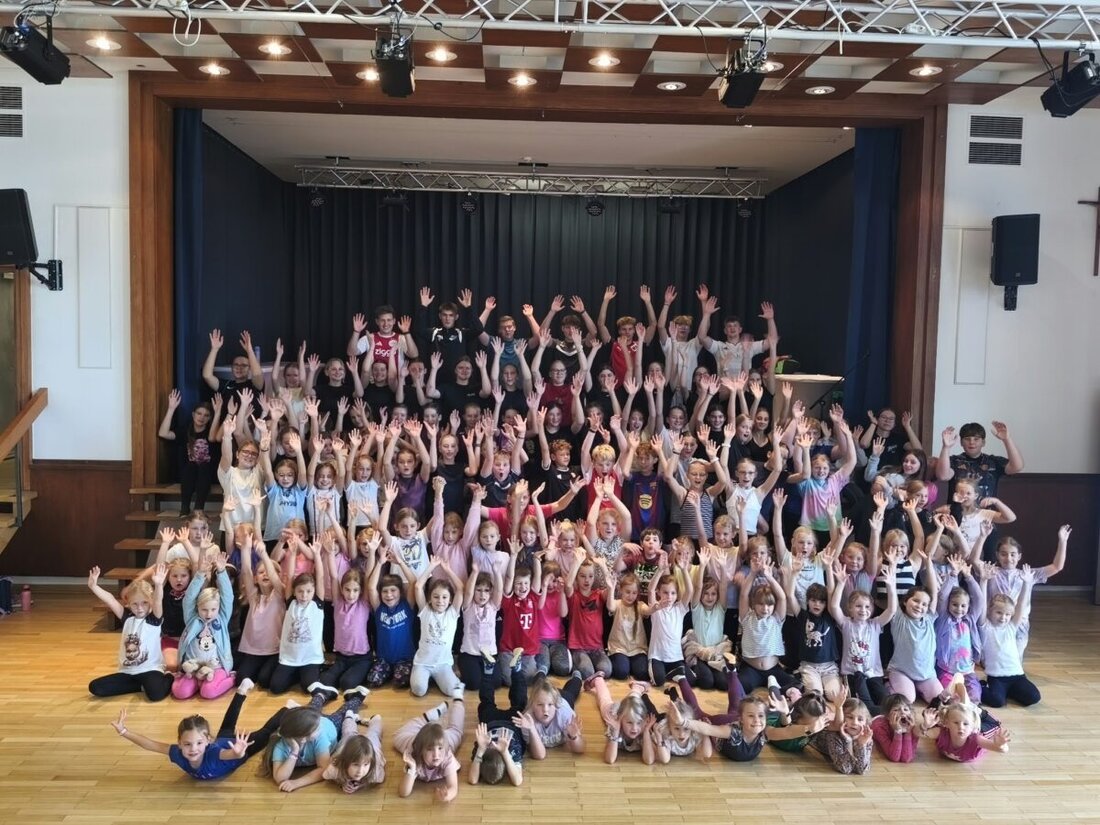 Plößberg. Rund 130 Tänzerinnen und Tänzer der Faschingsgesellschaft Plößberg e. V. (FGP) kamen am Sonntag zu einem gemeinsamen Trainingstag zusammen. Von der Purzelgarde über Bambini-, Kinder-, Showtanz- und Jugendgarde bis hin zu Hofstaat und Prinzengarde waren alle Gruppen vertreten. Auch die Funkenmariechen und das Tanzpaar waren mit dabei.