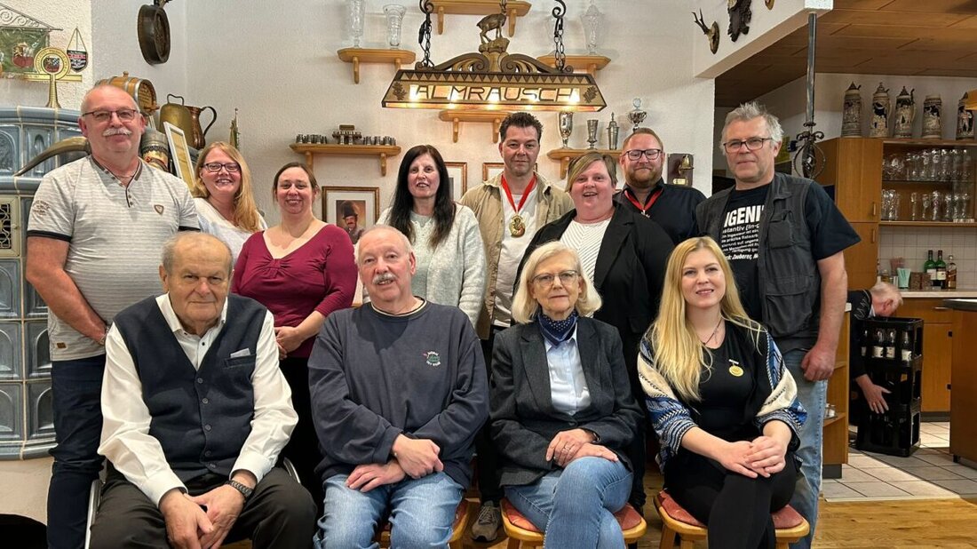 Weiden. Narrhalla Weiden berichtet über ein erfolgreiches Jahr mit vielfältigen Aktivitäten wie Faschingsveranstaltungen und ehrt verdiente Mitglieder. Finanzen wurden konsolidiert, und das Präsidiumsteam erfolgreich wiedergewählt.