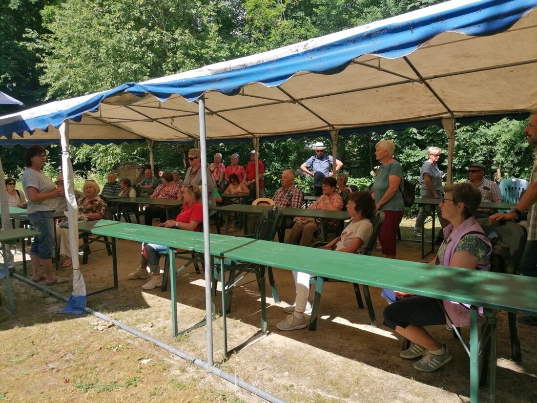 Schnaittenbach. Mitglieder des Obst- und Gartenbauvereins Schnaittenbach besuchten die Umweltstation Abtei Waldsassen, um einen nachhaltigen Umgang mit der Umwelt und biologische Vielfalt zu erfahren. Sie entdeckten dabei die Natur mit allen Sinnen und lernten verschiedene Gartenkonzepte kennen.