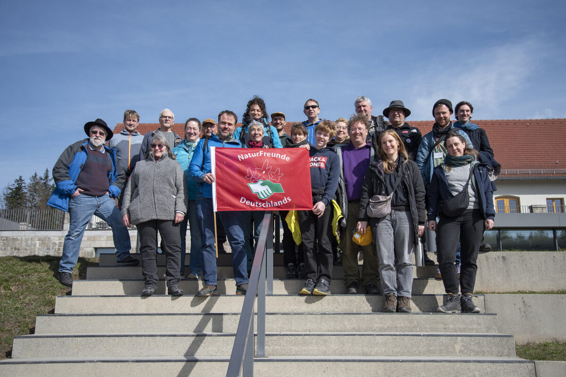 Weiden. Naturfreunde aus Weiden besuchten die Gedenkstätte des ehemaligen Konzentrationslagers Flossenbürg. Vor Ort ging es um Fakten, Erinnerungskultur und das späte klare Bekenntnis des Bundestags von 2020.