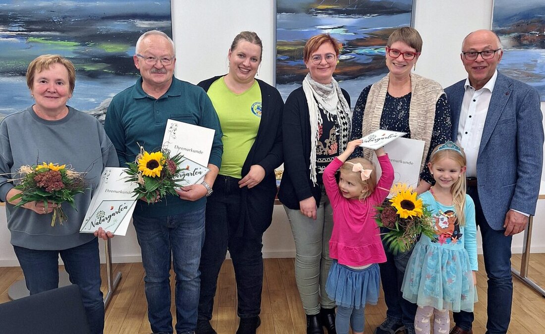 Schirmitz. Der Obst- und Gartenbauverein feierte sein Obstkochbuch mit einem Obstkuchen-Nachmittag aus eigenen Früchten und zeichnete drei Naturgärten aus, insgesamt gibt es nun 14.