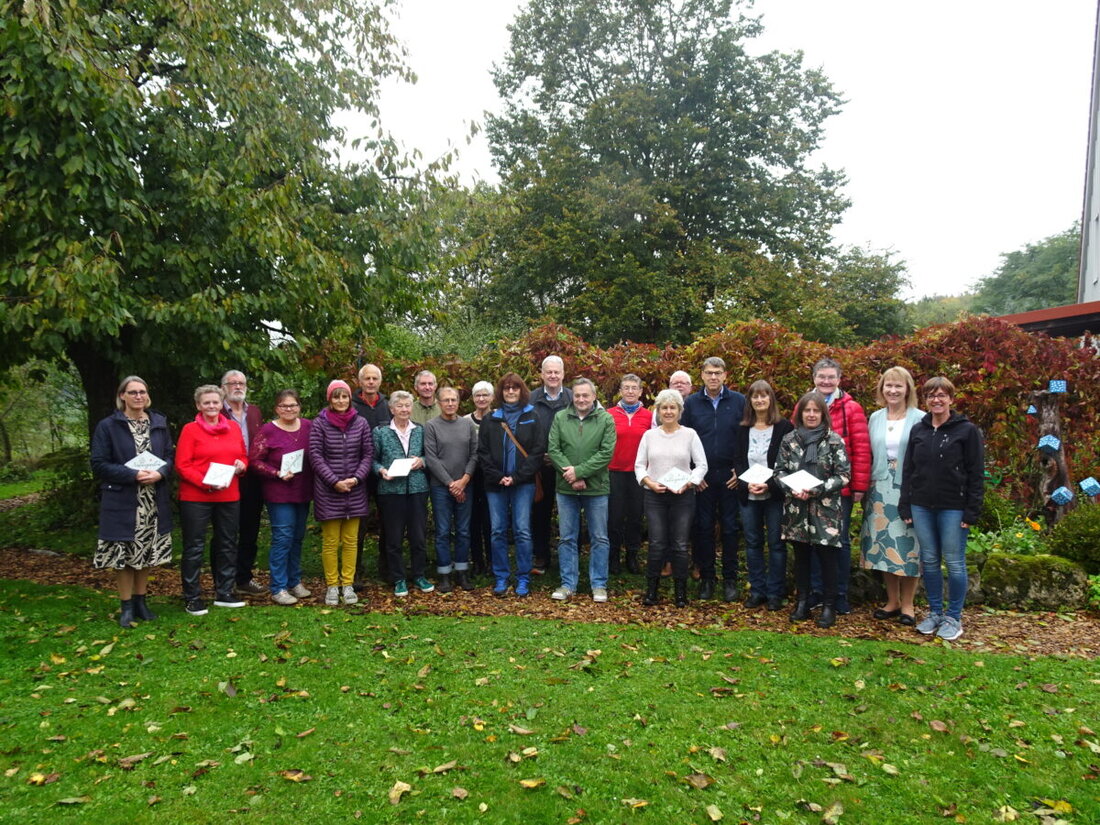 Landkreis Amberg-Sulzbach. Mehrere Gartenbesitzer wurden mit der Plakette "Naturgarten - Bayern blüht" ausgezeichnet, ein Zeichen für ökologische Vielfalt und nachhaltige Gartenpflege ohne Chemie.
