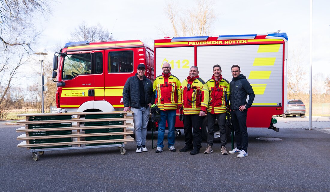 Hütten/Grafenwöhr – Kurz vor Ostern hat die naturheld GmbH & Co. KG der Freiwilligen Feuerwehr Hütten eine Bierbankgarnitur in Form einer Sachspende überreicht. Die Feuerwehr befindet sich in unmittelbarer Nähe zum Unternehmensstandort, der seit 2022 in Betrieb ist, und ist damit ein wichtiger Bestandteil der lokalen Sicherheitsstruktur.