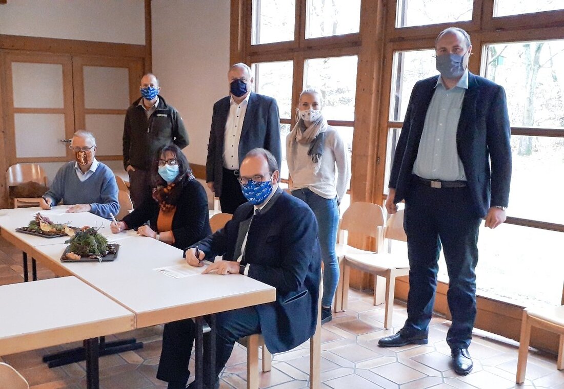 Weiden. Es ist bereits der zweite Kindergarten, der das Naturpark-Zertifikat erhält. Jetzt unterzeichneten Kindergartenleiterin Sonja Wimmer, der Träger Evangelisch-lutherische Kirchengemeinde St. Markus Weiden, Pfarrer Naujoks, und der Vorstand vom Naturpark [&hellip;]