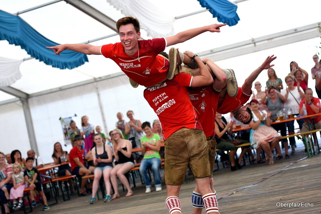 Floß. “Das macht einfach richtig Spaß, wenn man so ein geiles Publikum hat wie Euch”, freute sich Tobias Hero, der Moderator des Neidaffer Plattlclubs, über das Publikum bei der Flosser [&hellip;]