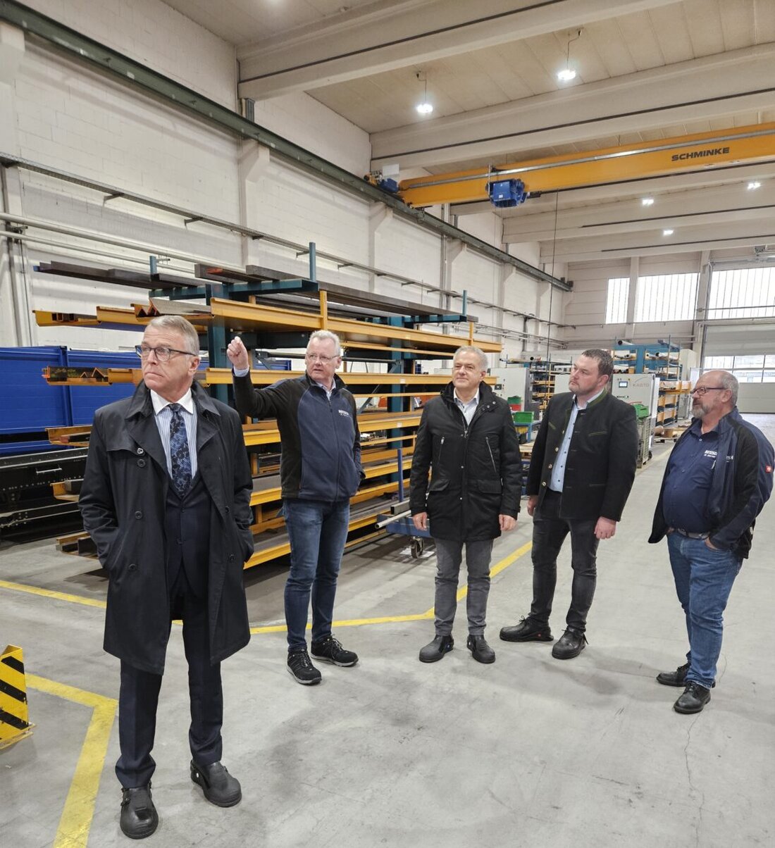 Tirschenreuth. Landrat Grillmeier und Bürgermeister Stahl besuchten die Firma Netzsch, die mit Investitionen von über zehn Millionen Euro den Standort stärkt. Netzsch wurde als eines der "Bayerns Best 50"-Unternehmen ausgezeichnet und beschäftigt 110 Mitarbeiter in Tirschenreuth.