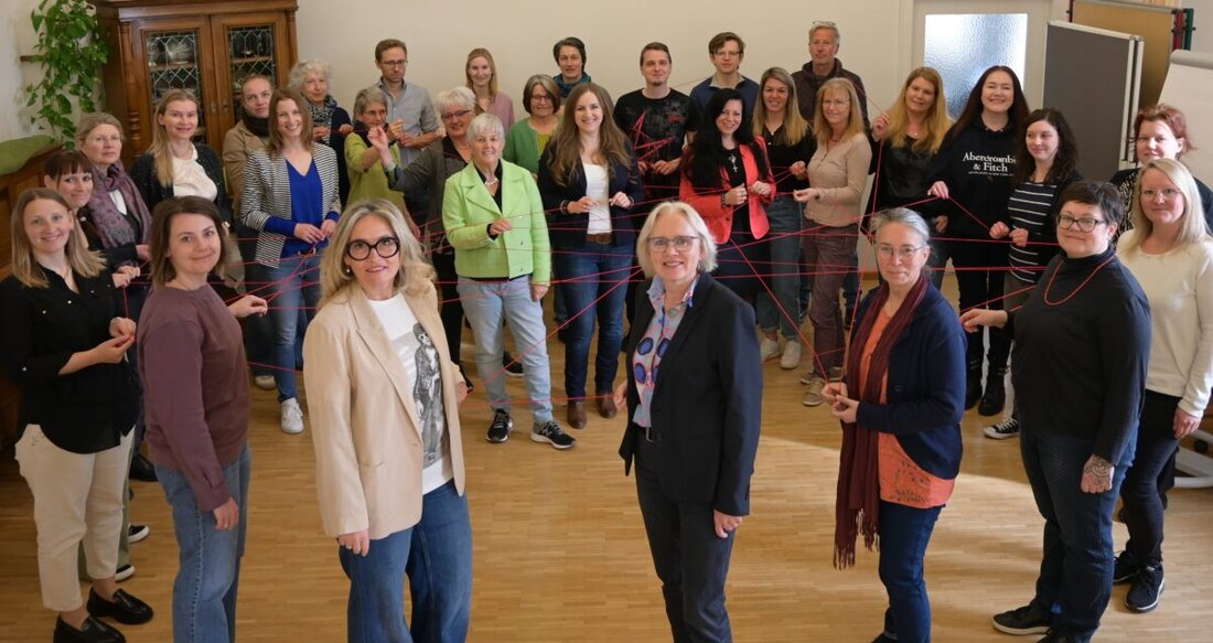 Schwandorf. Das Netzwerk Soziale Fachberatung feiert 30 Jahre und gilt mit dem SAD-Pass als Vorbild im ländlichen Raum. Seit Oktober 1995 vernetzt es Beratungsstellen, stärkt Kooperationen und hilft Betroffenen zielgerichtet.