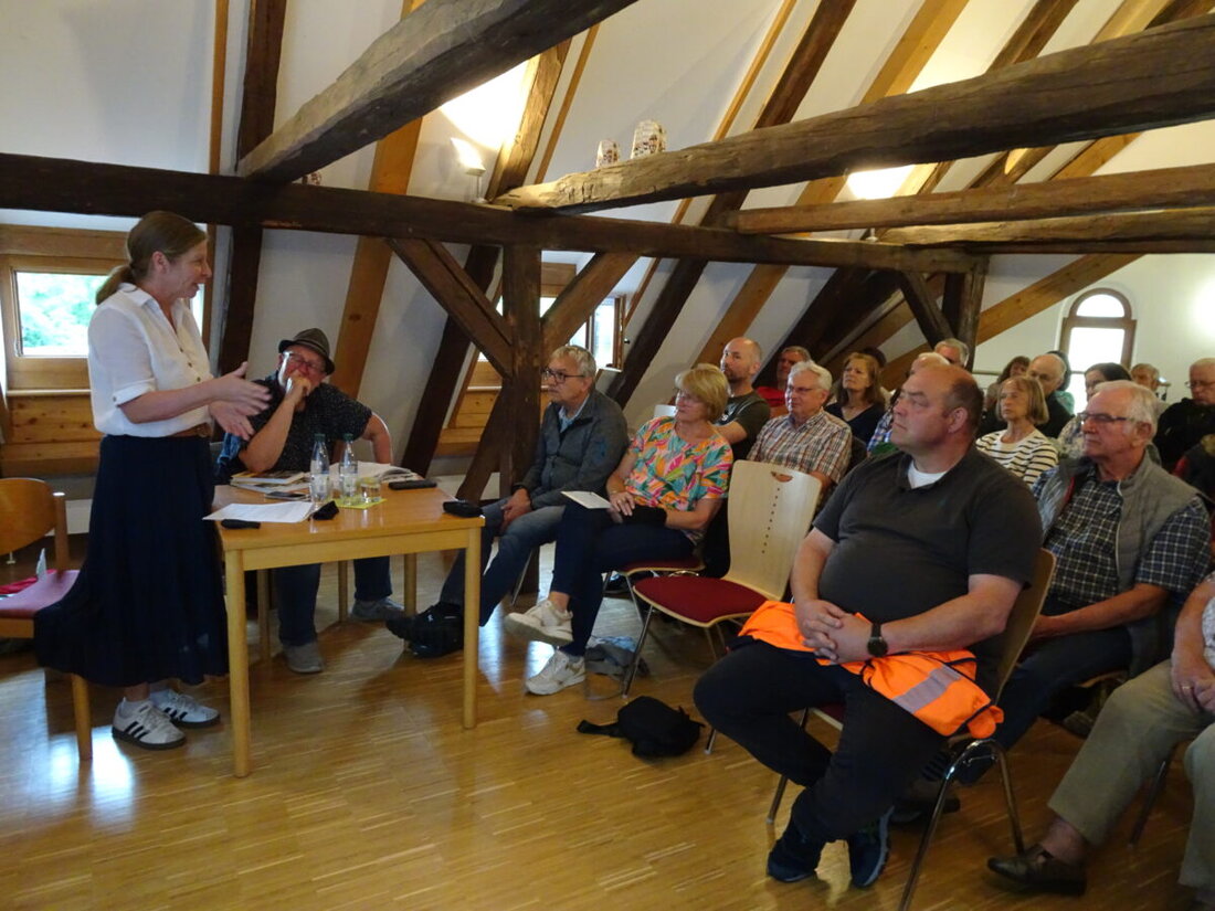 Pfreimd. Christine Ascherl präsentierte in Pfreimd die Neuauflage des Buches über die letzten Kriegstage in der Oberpfalz 1945, ergänzt durch bisher unveröffentlichte Fotos. Die Buchvorstellung bot Einblicke in die Dramatik des Kriegsendes in unserer Region.