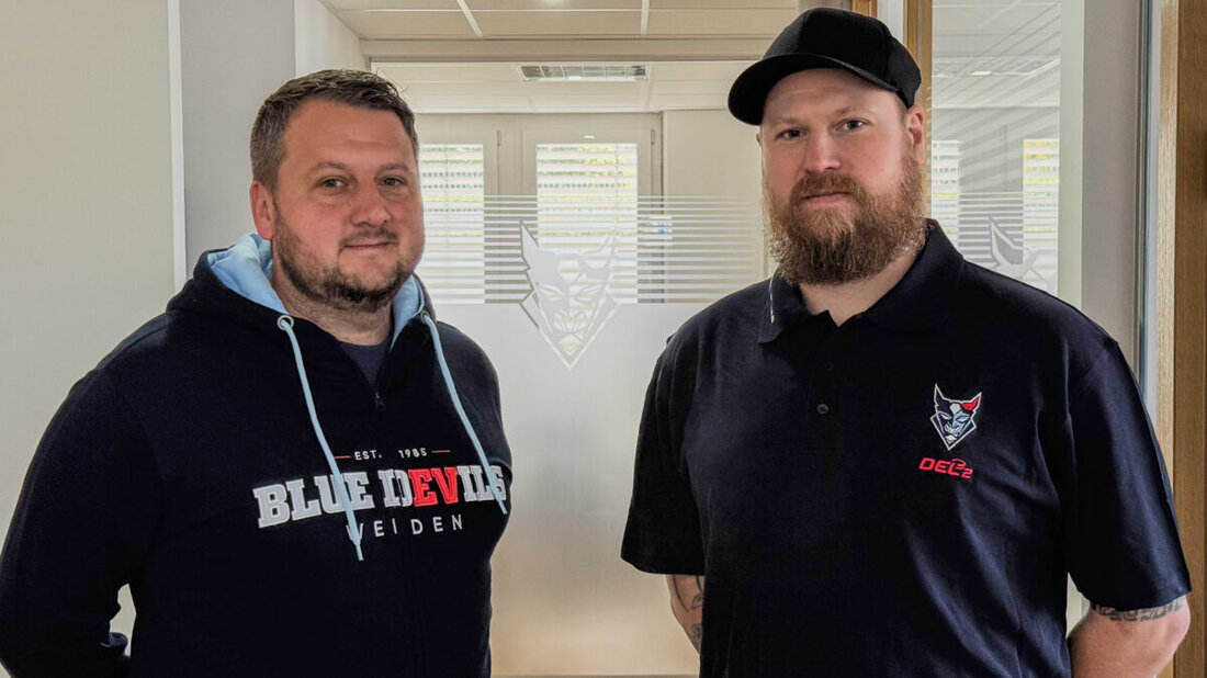 Weiden. Die Blue Devils Weiden haben zwei Positionen in ihrer Geschäftsstelle neu besetzt. Bereits seit dem 1. April 2025 ist der ehemalige Blue Devils-Profi Ralf Herbst neuer Geschäftsstellenleiter. Sein Vorgänger Wolfgang Schalamon, der das Amt seit Juli 2022 innehatte, verabschiedete sich in den wohlverdienten Ruhestand – wird dem Club aber weiterhin mit Rat und Tat zur Seite stehen.