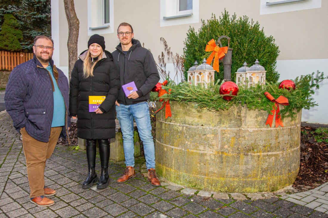 Kastl. Nathalie und Jannik Bauernschmidt haben den Dorfbrunnen in Kastl festlich geschmückt und sorgen so für besinnlichen Glanz. Ihr Engagement wurde von Bürgermeister Hans Walter gelobt, der sich weitere freiwillige Unterstützung wünscht.