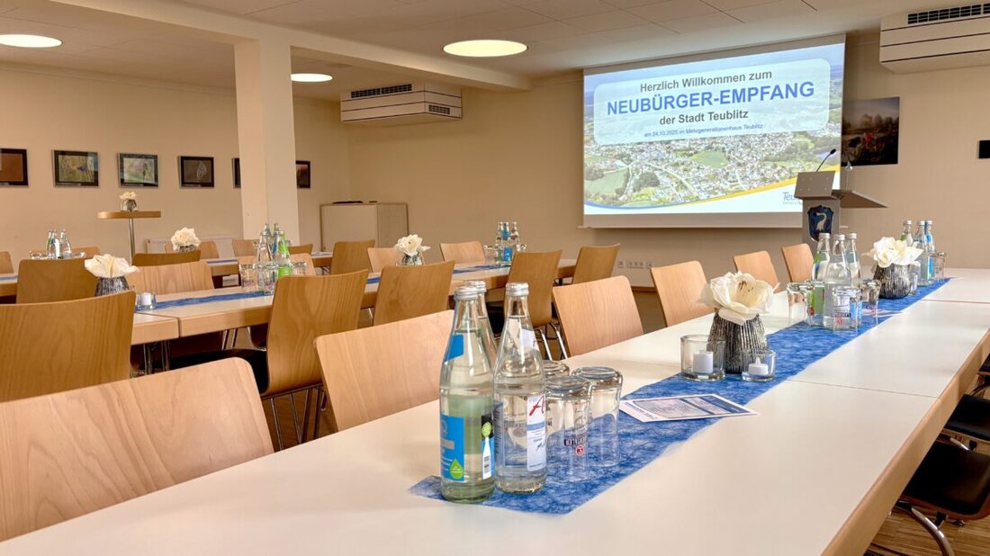 Teublitz. Am 24. Oktober 2025 lud die Stadt rund 30 Neubürgerinnen und Neubürger zum Empfang ein und stellte ihnen bei Führung und Vortrag ihre Angebote vor. Die Spanne reichte vom D’Schleif bis zum Mehrgenerationenhaus.