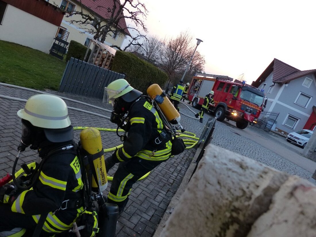 Neudorf/Oberwildenau. Anwohner der Straße “Leieräcker” staunten nicht schlecht, als am Montagabend zwei Einsatzfahrzeuge der Feuerwehr Stellung bezogen. Der Grund hierfür war schnell erklärt. Von Hans Meißner  Zum Glück war niemand [&hellip;]