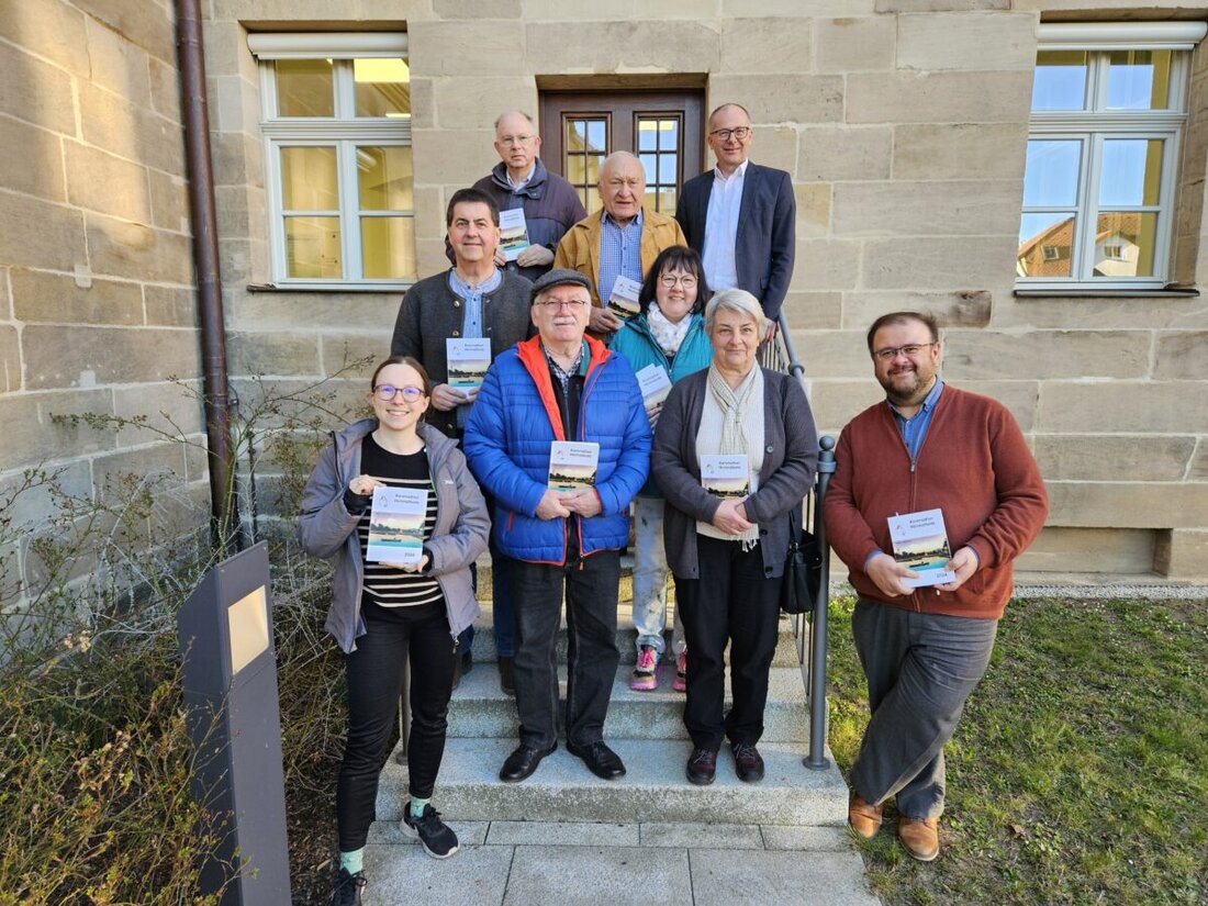 Kemnath. Der 44. "Kemnather Heimatbote" erhellt mit Beiträgen über lokale Geschichte und Kultur, darunter eine Hymne von Johann Baptist Kastner und die Geschichte des Heimatmuseums. Erhältlich ist die 92-seitige Ausgabe im Museum und in lokalen Buchläden für vier Euro.
