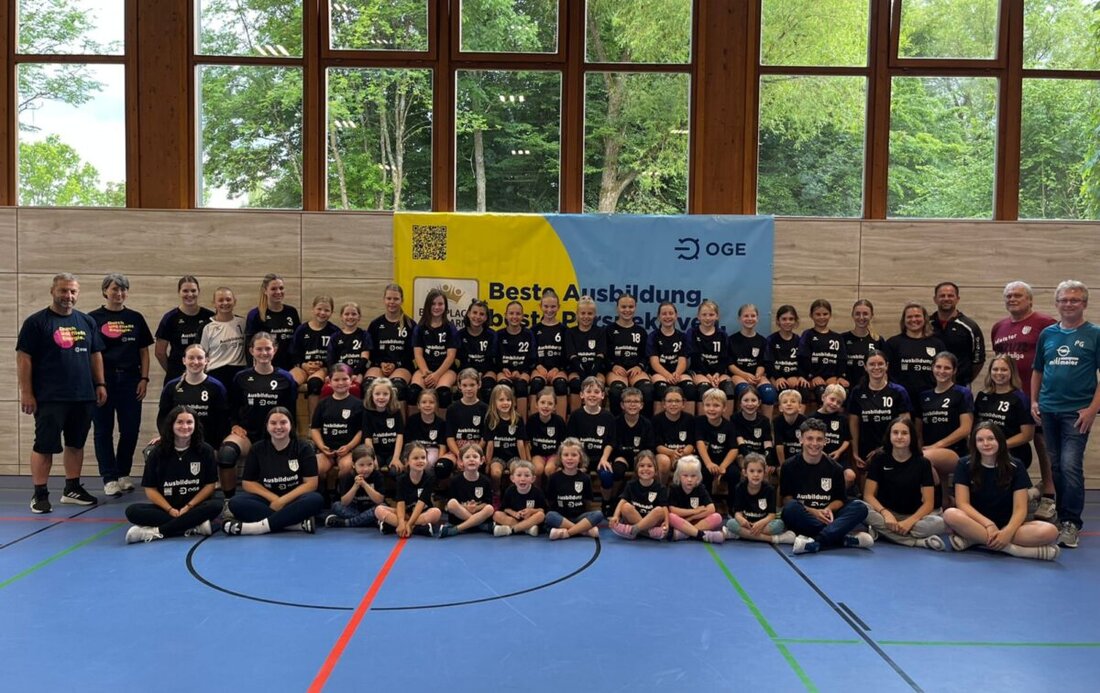 Vohenstrauß. Die Volleyballabteilung des TV Vohenstrauß erhielt neue Ausrüstung, gesponsert von der OGE. Freude herrschte besonders bei den Damen- und Jugendmannschaften sowie den jüngsten Spielern.