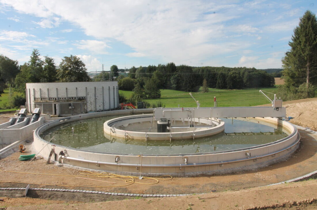 Eslarn. Der Marktgemeinderat hat neue Beitrags- und Gebührensätze für Wasser und Abwasser beschlossen, um die Kläranlage für mehr als acht Millionen Euro zu ertüchtigen. Zugleich beginnt die Planung einer Freiflächen-Photovoltaikanlage.