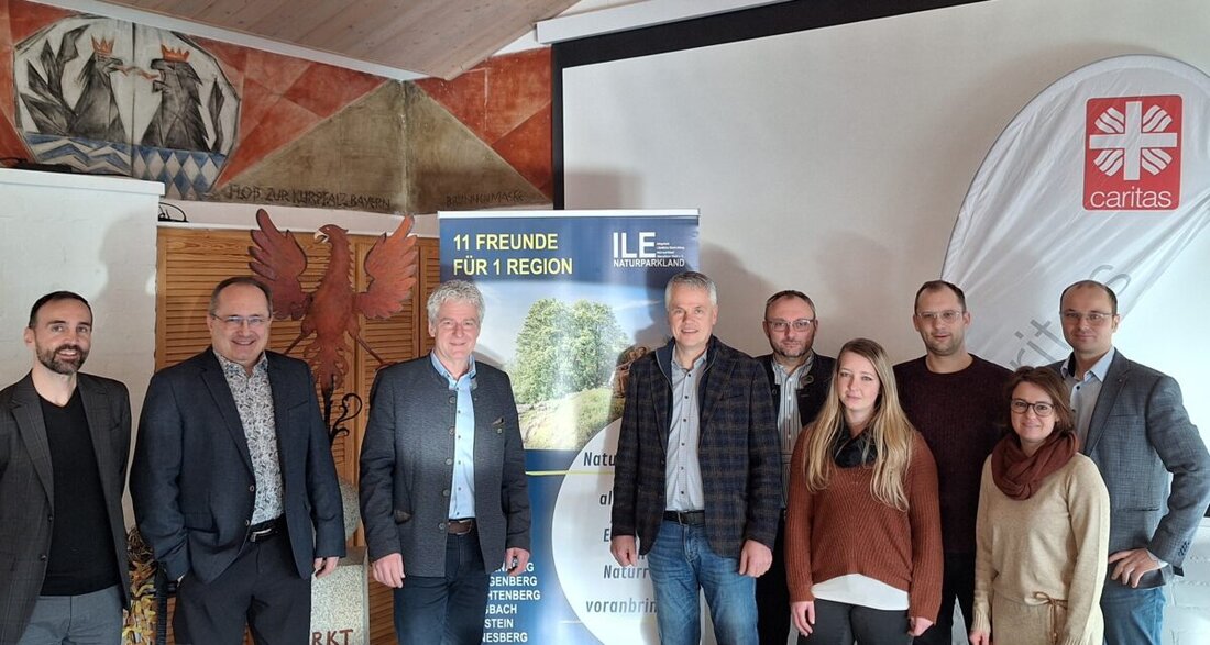 Eine neue Fachstelle für pflegende Angehörige wird in acht Gemeinden des Naturparklands Oberpfälzer Wald Beratung anbieten. Ab Februar gibt es wöchentliche Sprechstunden in Rathäusern zu Pflegethemen.
