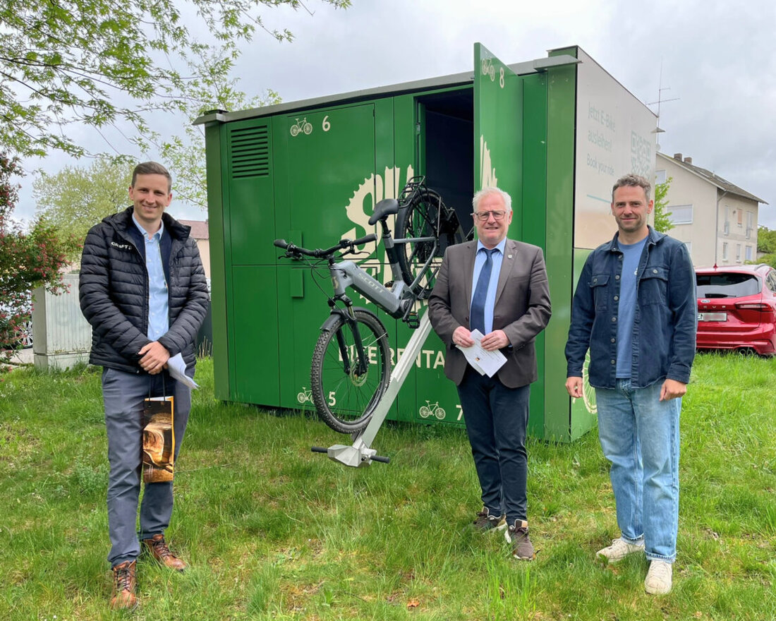 Schwandorf. Am Volksfestplatz startet die neue Bikebox für E-Bikes und macht Ausleihen spontan und einfach. Acht E-Bikes stehen ganzjährig rund um die Uhr bereit; buchbar per QR-Code ab neun Euro pro Stunde.