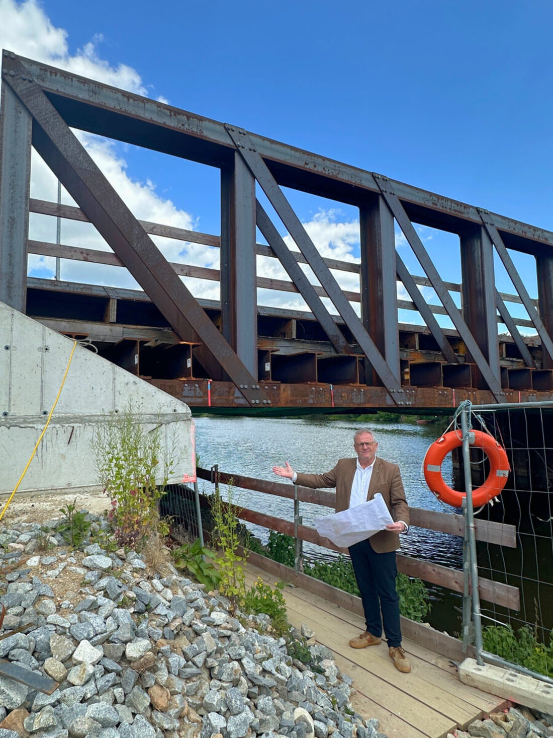 Schwandorf. Im Juli sollen die neu gebauten Brücken über die Naab für den Verkehr freigegeben werden. Oberbürgermeister Andreas Feller plant, die alten Brückenköpfe in Aussichtsplattformen umzuwandeln.