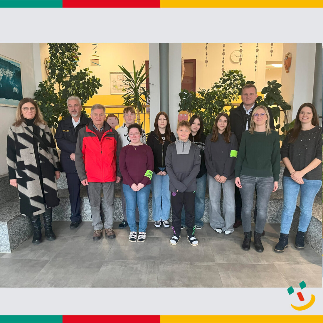 Maxhütte-Haidhof. Sechs Schüler aus Maxhütte-Haidhof wurden zu Buslotsen ausgebildet, um für Sicherheit und Ordnung im Schulbus zu sorgen. Sie bestanden die Prüfung am 11. Dezember 2024 und erhielten als Dank eine Brotzeit und Getränke.