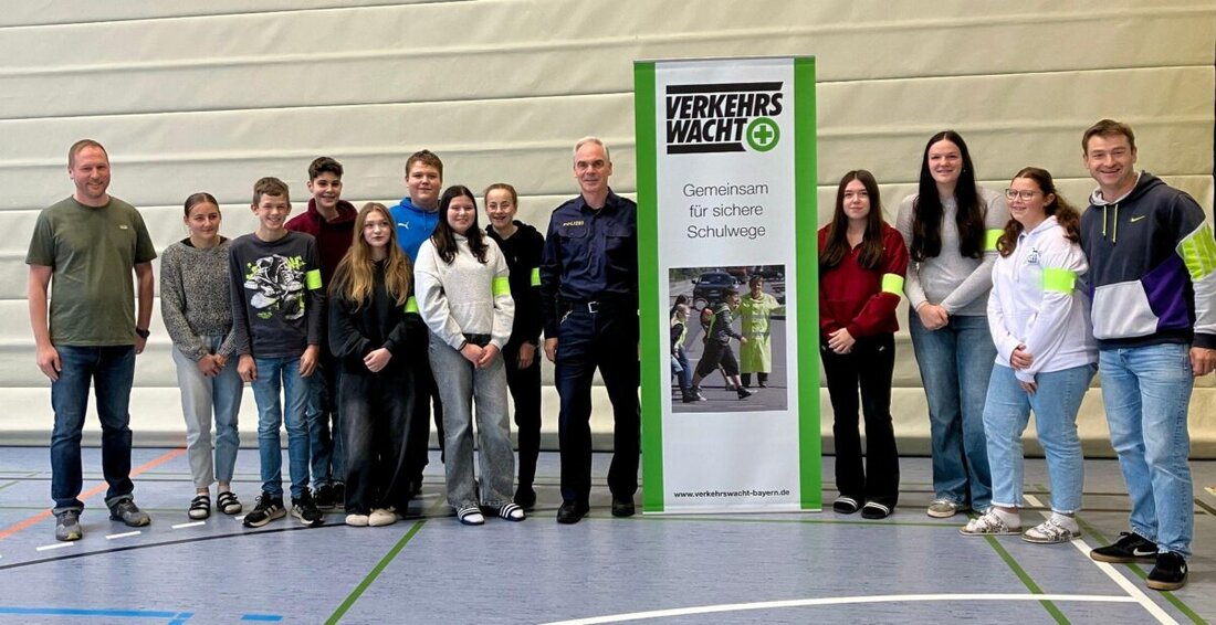 Neunburg vorm Wald. Zehn Schülerinnen und Schüler starten als Buslotsen im Schuljahr 2025/26. Nach der Schulung am 22. Oktober 2025 mit Polizeihauptkommissar Markus Schlegel sichern nun 16 Freiwillige Haltestelle und Bus.
