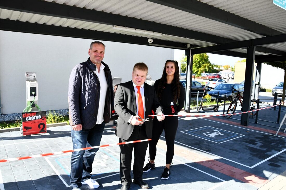 Burglengenfeld. Im Naabtalpark stehen ab sofort zwei öffentliche E-Ladesäulen vor dem Fitnessstudio Cleverfit zur Verfügung.