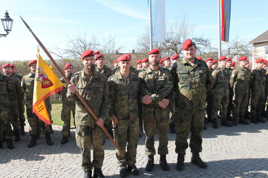 Flossenbürg. Die dritte Batterie des Panzerartilleriebataillons 131 hat einen neuen Chef: Hauptmann Fabian Baerens übernimmt das Kommando von Major Philipp Richter. Die feierliche Übergabe fand am 12. April auf dem Rathausplatz statt,