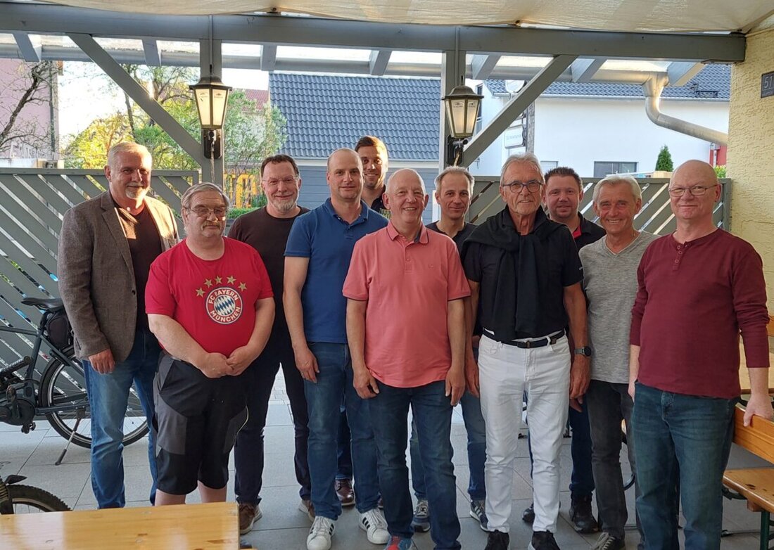 Weiherhammer. Bei der Jahreshauptversammlung des Fördervereins Fußball Weiherhammer wurde Artur Scheibl zum neuen Vorsitzenden gewählt und die erfolgreiche Sanierung der Kabinenanlage hervorgehoben. Finanzielle Rücklagen wurden vollständig investiert, Ehrenamt und Spender gelobt, sowie die Neueröffnung der Sportgaststätte am 1. Mai angekündigt.