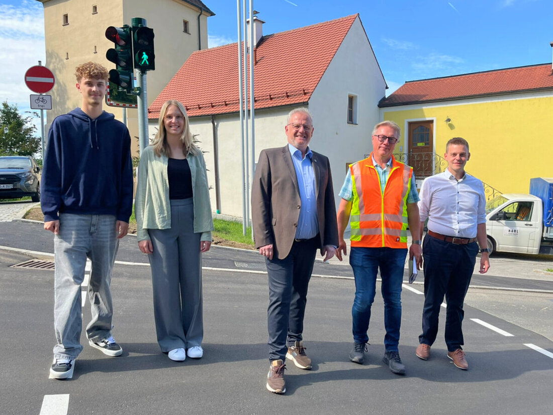 Schwandorf. Eine neue Fußgängerampel am Blasturm erhöht zum Schulstart die Sicherheit. Ein Vorsignal 25 Meter vor der Ampel und eine angepasste Schaltung entschärfen die kurvige Kreuzung.
