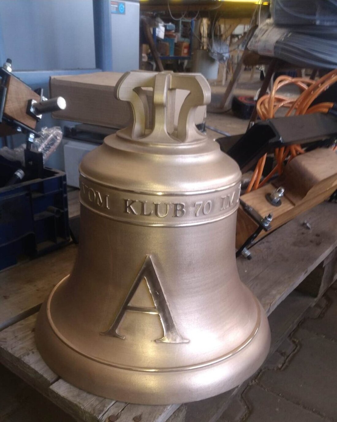 Floß. Am 11. Mai 2025 erhält das Mesnerhaus im evangelischen Friedhof eine neue Glocke, die im Gottesdienst durch Pfarrer Wilfried Römischer geweiht wird. Diese 25 Kilogramm schwere Glocke, gestiftet vom Klub 70, läutet zukünftig bei Beerdigungen.